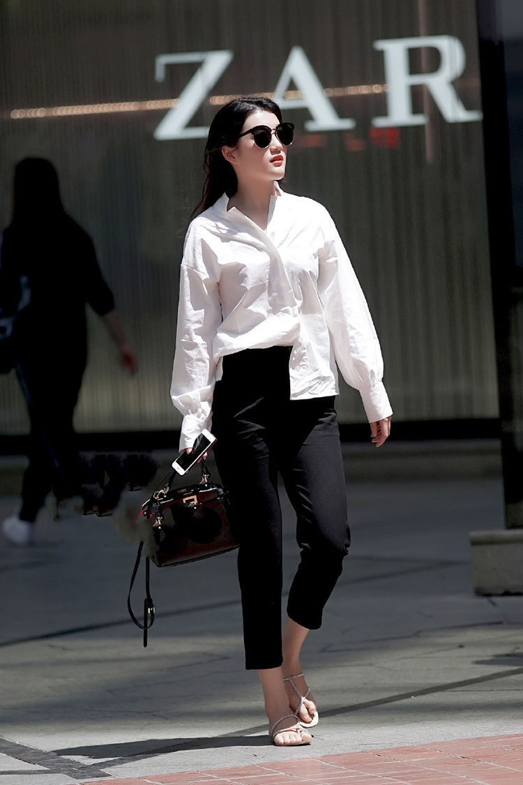 街拍：美女穿绿色的孔雀群，完美的身材和气质，优雅又迷人！