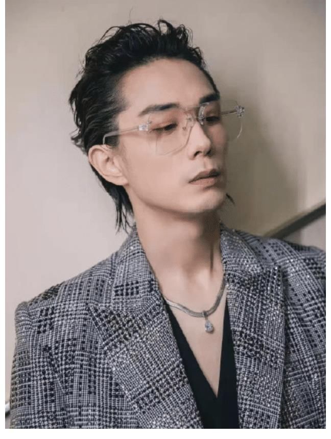 李承铉表演节目提问工作人员，摸肩膀是被允许的吗？网友：给我磕