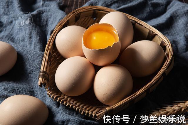 买鸡蛋,挑红皮的还是白皮的好?养鸡大爷无意说漏嘴,别再买错了