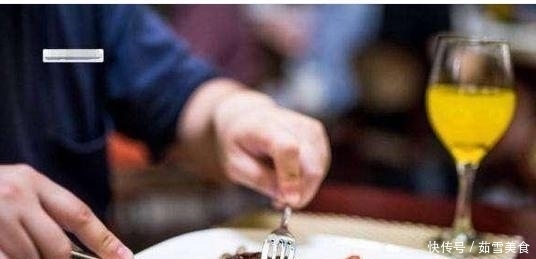 丢人|闺蜜请吃牛排,端上桌的柠檬水被我直接喝掉,闺蜜:不会吃别丢人