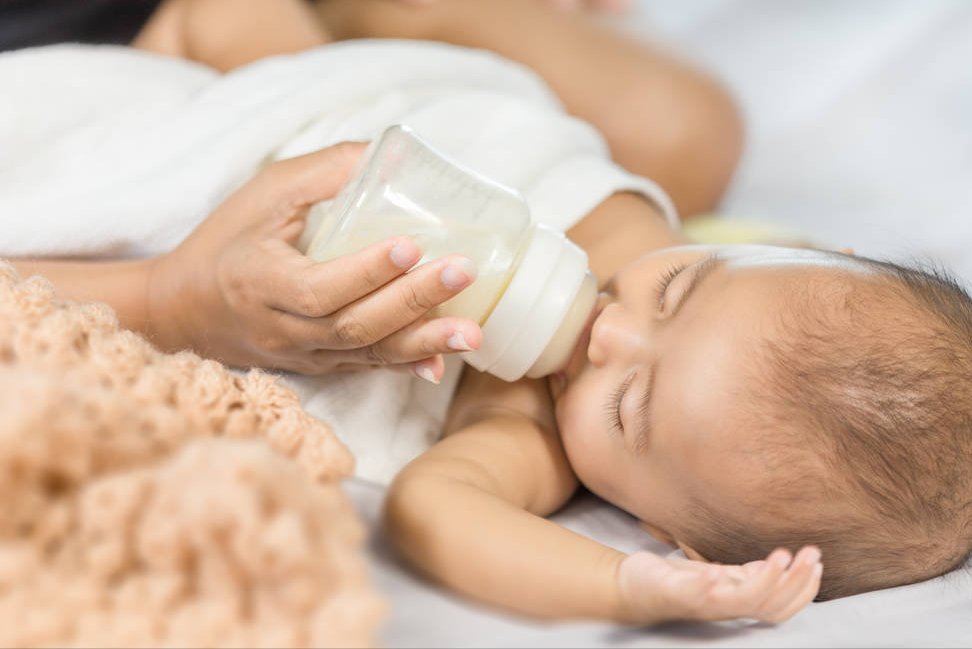 睡着|被“丑化”的奶睡，真的对婴儿百害而无利吗？一句话消除你的偏见