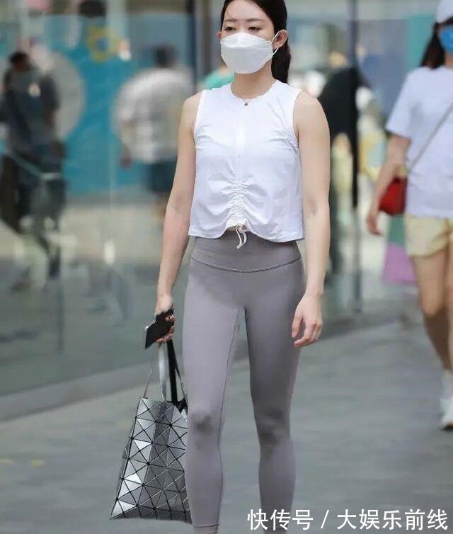 时尚 如何穿出高级感不要指望牛仔裤,“健美裤”苗条时尚!