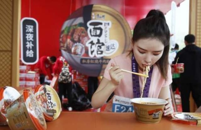 新款|一晚卖出8万盒康师傅新款泡面,魅力有多大里面真有大块牛肉