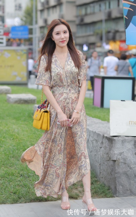 轻熟风 年轻女性的轻熟风穿搭,一件复古花纹连衣裙,稳重又俏皮