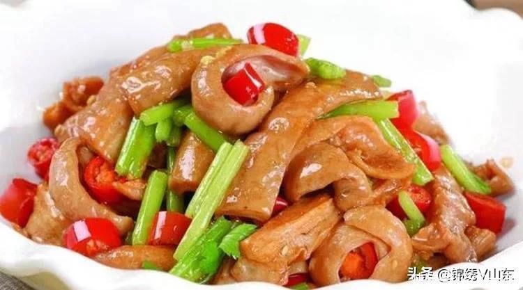 星爷真会享受，一起床就跳进泳池里，美女在旁边帮洗漱