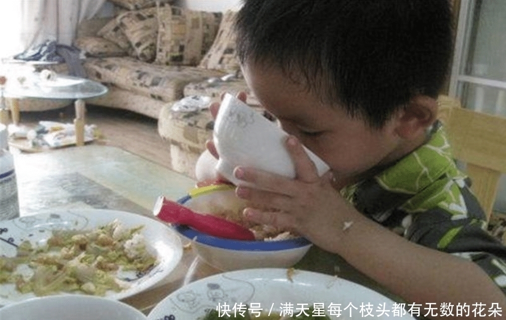 大人|宝宝什么时候可以吃大人饭,很多家长不懂,太早吃不利于孩子健康