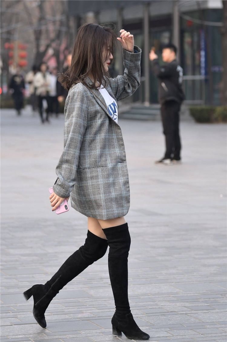 修身长裙 深灰色修身长裙,上身舒适,时尚大气