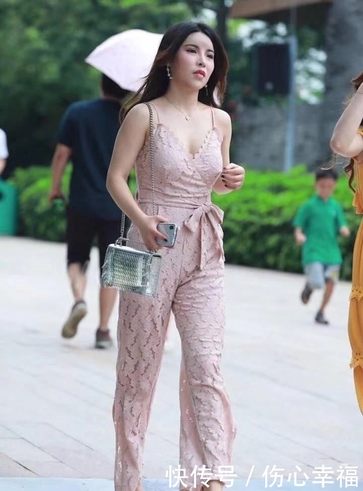 勾勒|街拍:举止优雅时尚的妹子,身材有型勾勒出迷人身材!