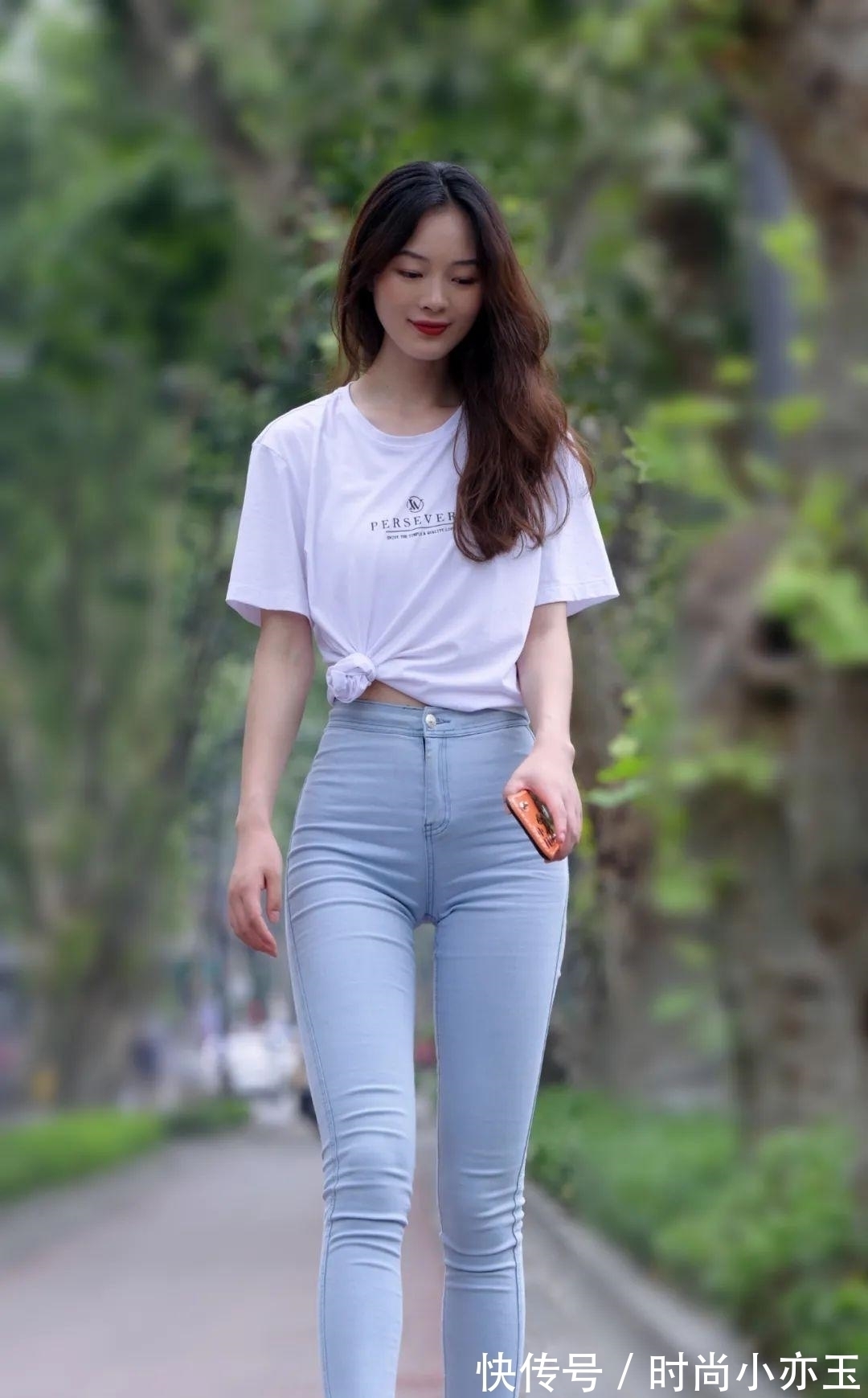 小姐姐 紧身牛仔裤搭配白T真显活力,让小姐姐充满了少女感