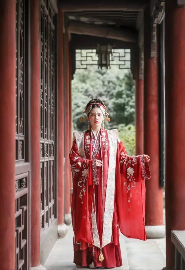 霞帔#中国人的嫁衣,不该只有西方的婚纱,更应该是传统的凤冠霞帔!