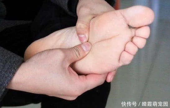 童年記憶|睡覺(jué)前，在腳底涂點(diǎn)藿香正氣水，不出7天，3件好事可能不請(qǐng)自來(lái)