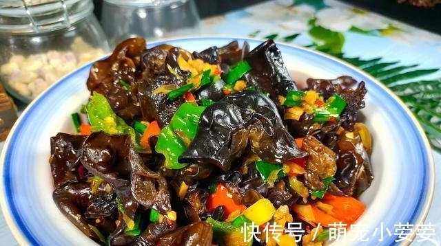 黑木耳|冬季必备的进补素菜，它排第1名，钙和铁比牛肉高，要常给孩子吃