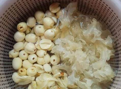 银耳|“天然安眠药”找到了,它与莲子是绝配,坚持喝,改善睡眠质量!