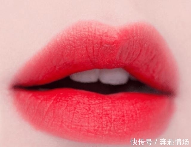 唇妆|记住涂口红的3个技巧,不伤唇还很上色,营造性感小嫩唇