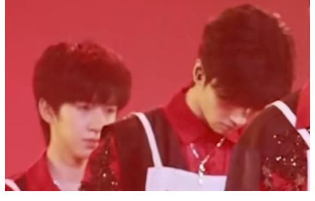 时代少年团跨年彩排:6位红衣少年敲响大鼓,现场气氛热烈美好!