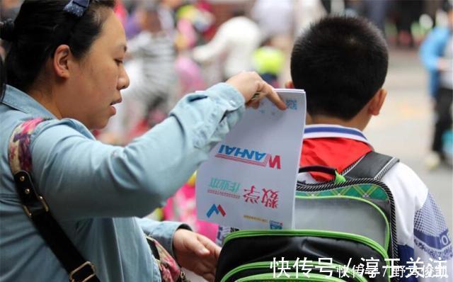 题海战术|“儿子的书包我拎不动”初一孩子书包重达20斤,网友的评论很中肯