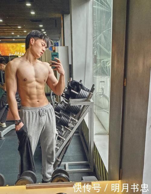 德西|健身教练就是好，随意拍张图就能成为网红照