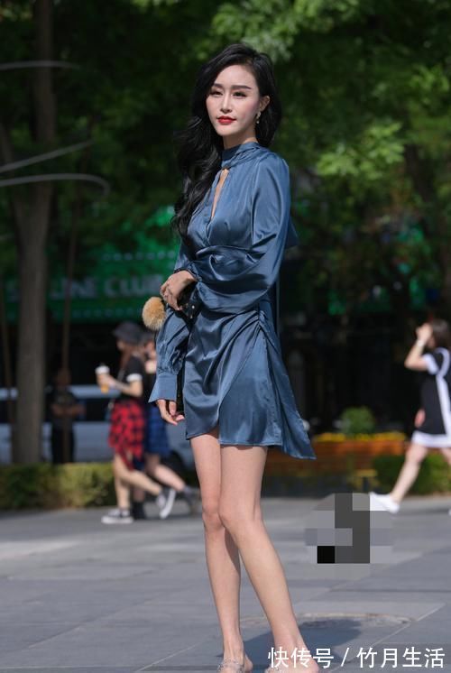 精致 美艳精致的美女,蓝色真丝连衣裙,凸显高贵气质