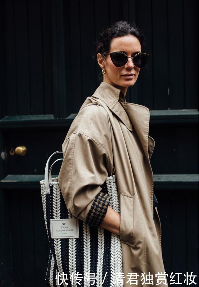 今秋“卡其色+风衣”被穿火了,经典时髦还高级,太适合中年女性