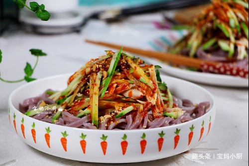 天热，一做凉面，老公就吃得不停筷，香喷喷开胃，好吃极了