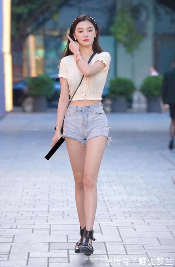 牛仔短裤 清纯可爱怎么穿?米白色半袖搭配牛仔短裤,让我想到了校园初恋