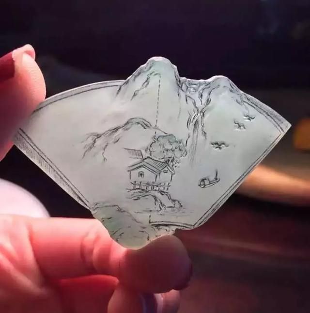 朋友|朋友手中抢购的翡翠边角料,雕刻出的成品山水如画尽显诗意
