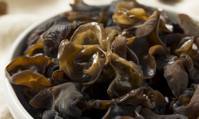 高血脂|血脂高的人不用怕,常吃3菜,多喝1水,清扫血液垃圾,血液不粘稠