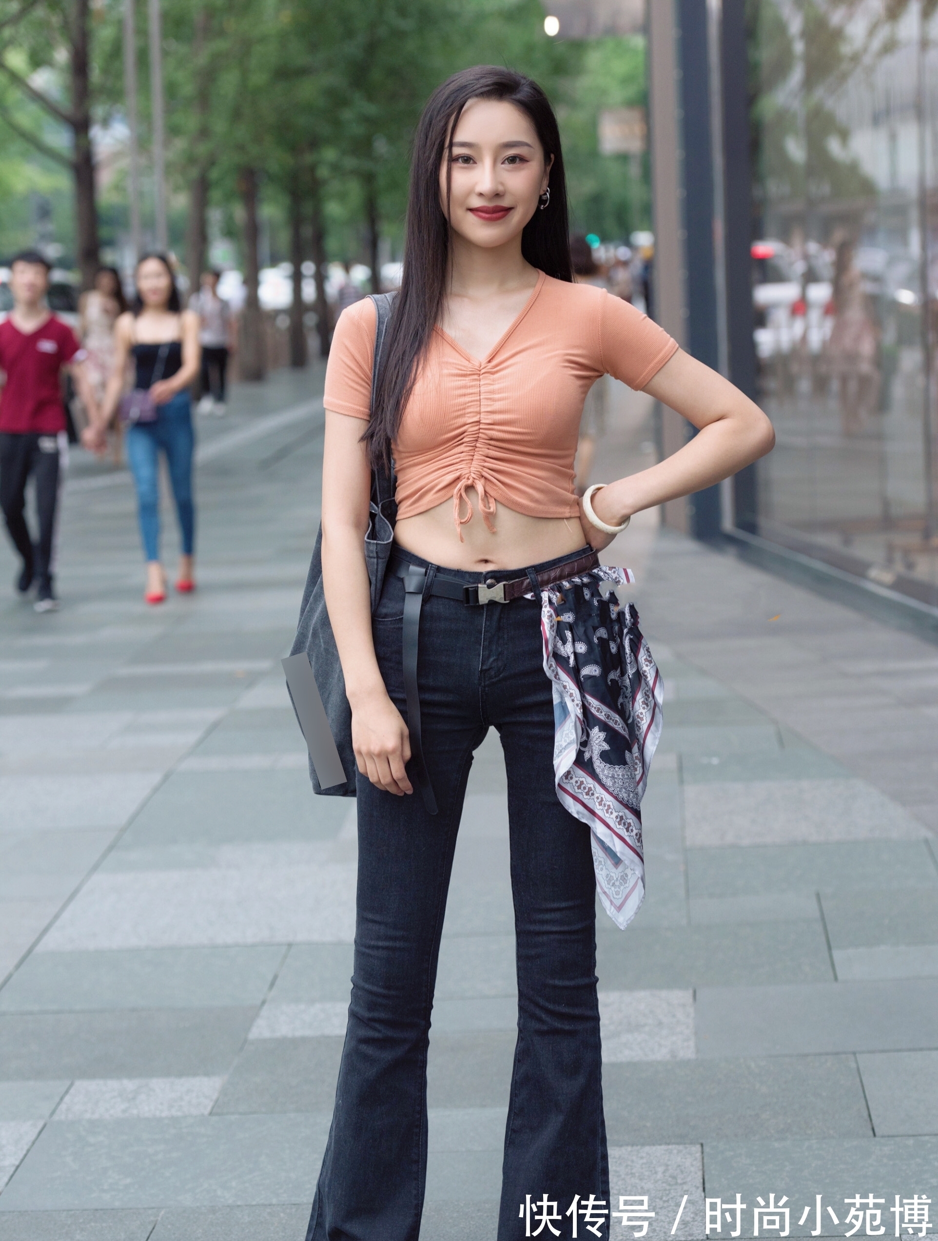 小姐姐 美女的衣服很时尚，还巧妙的搭配了一张手帕