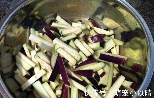 大厨|炒茄子,先放油是大错特错!饭店大厨:用这方法,茄子不腻不发黑
