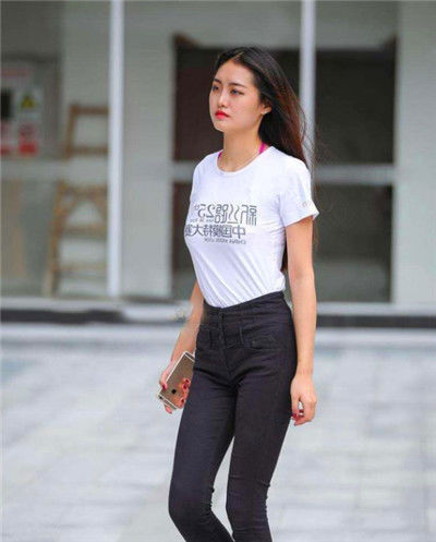 街拍紧身短袖+黑色裙子,小美女委婉一笑百媚生