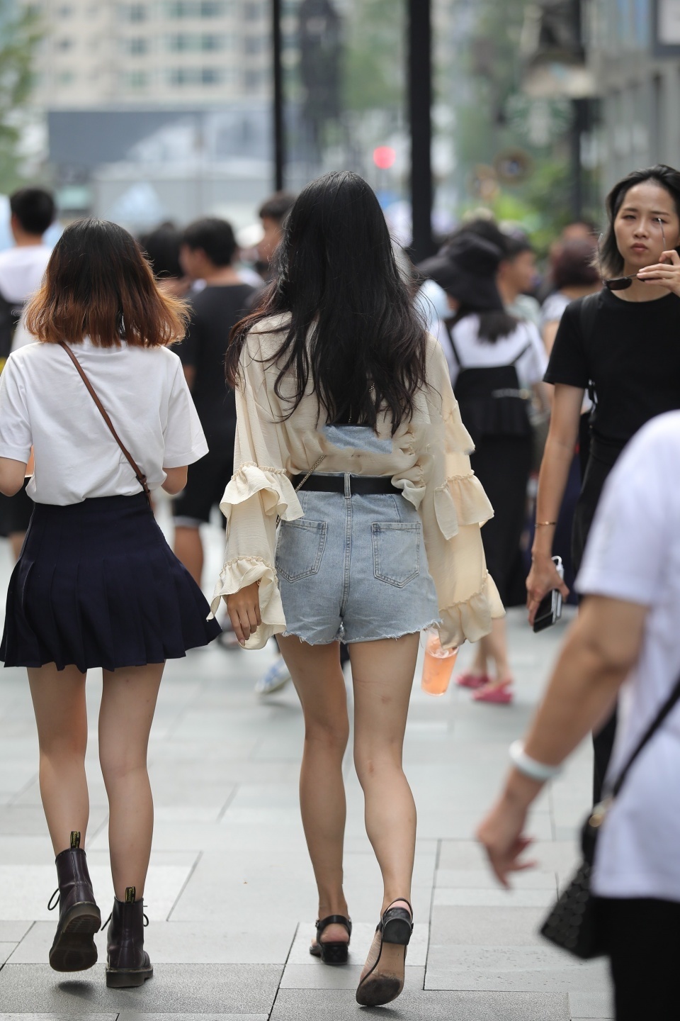  喝喝|相当自信的微胖女孩！爸爸喜欢的类型，好想过去帮她买杯咖啡喝喝