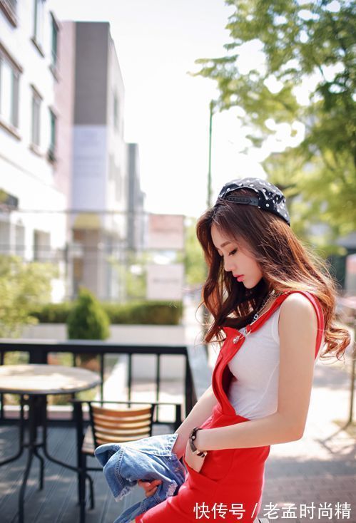 时尚靓丽 街拍:大红色可爱工字连衣短裙