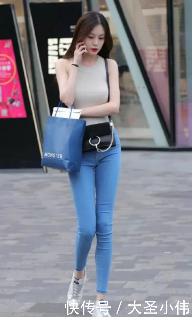 美女街拍修身牛仔裤搭配紧身小背心,减龄的同