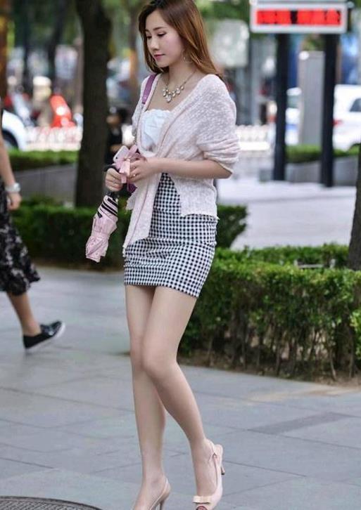 深灰色|街拍小姐姐外搭黑色休闲T恤配上深灰色牛仔热裤,少女感十足