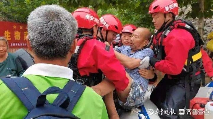 泰安|道路受阻，七旬夫妇被困三天！泰安支队涉水四公里驰援高寨村