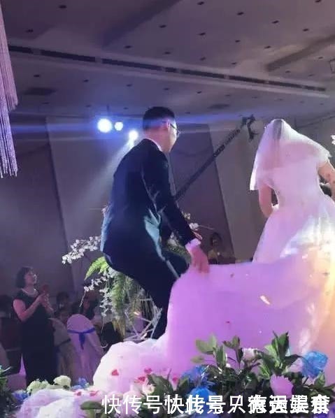 婚礼新郎帮新娘提裙子,原是很甜的动作被批没礼貌,新娘当场黑脸