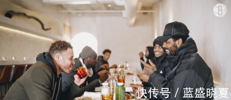 米尔斯|轻松有趣!昨日赛后米尔斯与阿德带领全队在圣安东尼奥聚餐!