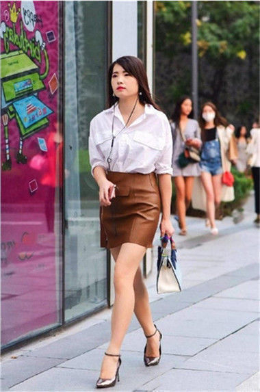 包臀裙|街拍金黄卷发的双胞胎姐妹,同款连衣裙,颜值同时爆表