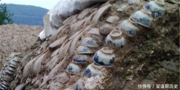 古墓全用青花瓷碗砌成,保存至今仍完好,专家:墓主是个大地主!