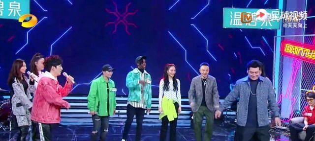  闪耀|闪耀的青春，是跳舞的王一博啊，话说这个绿色出镜率好高