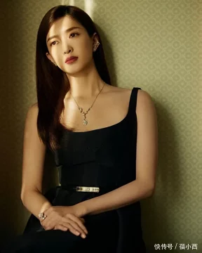百变女王江疏影好会穿，穿一袭藏蓝色的吊带连衣裙，尽显曼妙身材