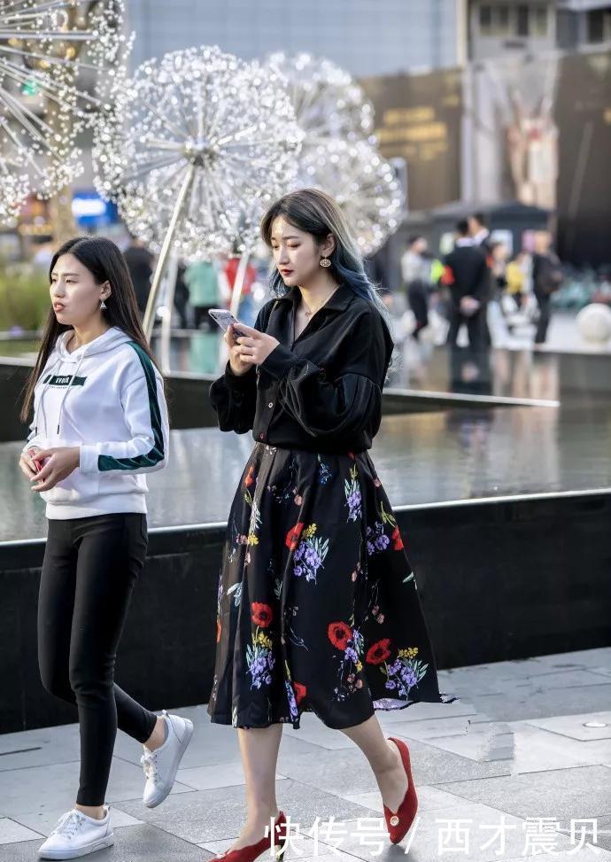 用亮丝元素做成的连衣裙,在暖和的阳光下闪耀着耀眼的光芒