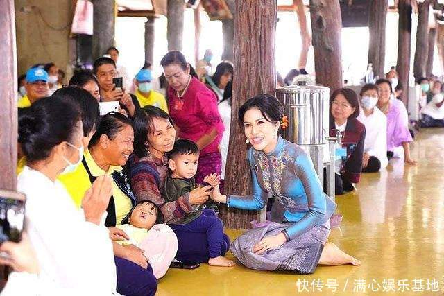 诗妮娜一下车立马跪趴在水泥地不疼吗?比苏提达更卑微,曲线绝了