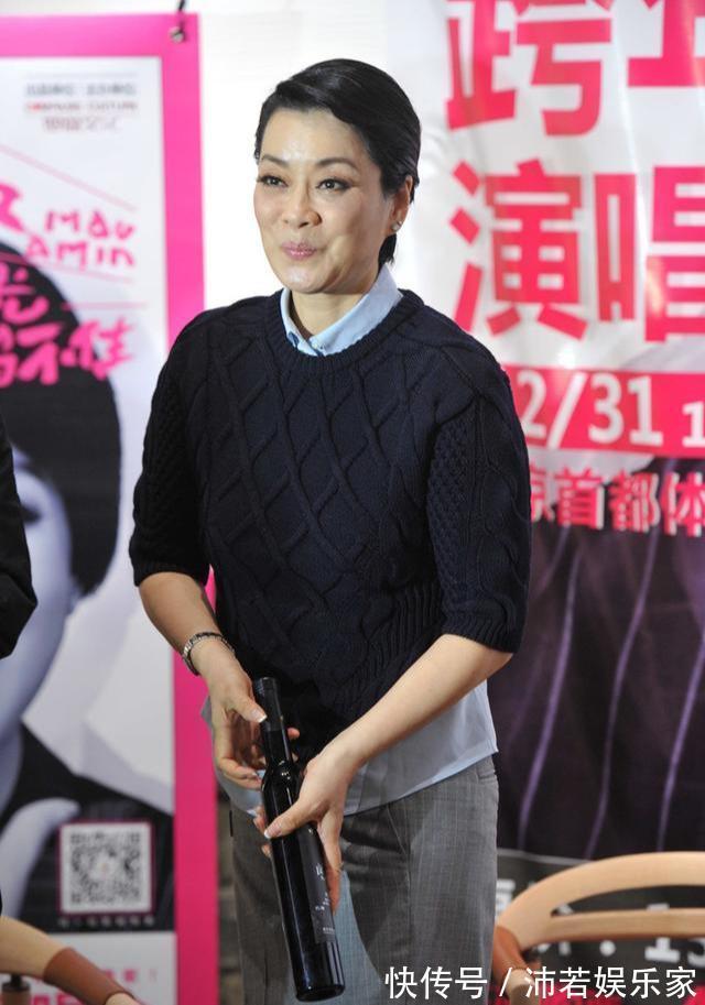 西裤|57岁的毛阿敏依然时髦,短发中性风干练十足,不对称西裤是亮点