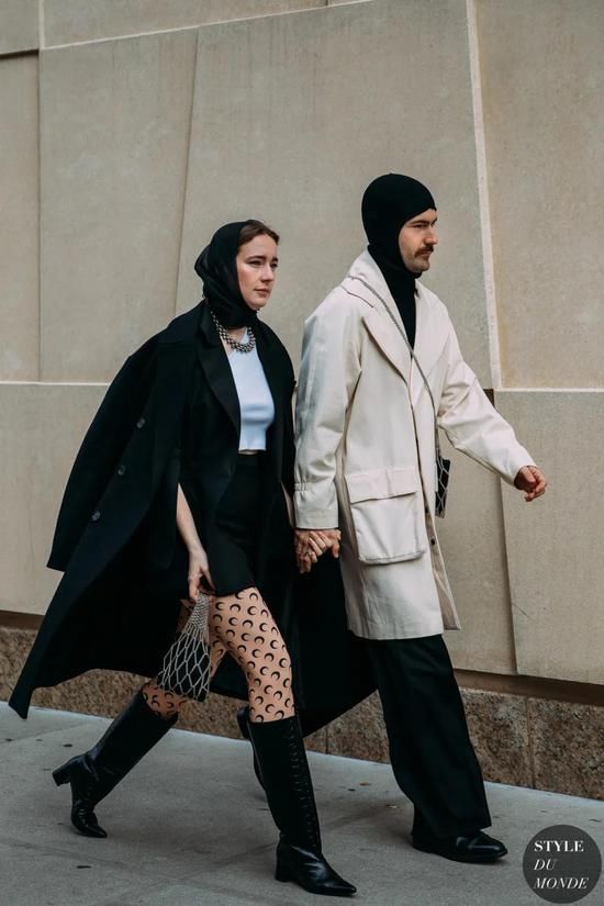 大衣搭配靴子 才能穿得精彩