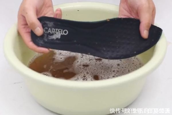 香烟加洗衣粉泡一泡太厉害了,10个家庭9个都需要,一年省不少钱