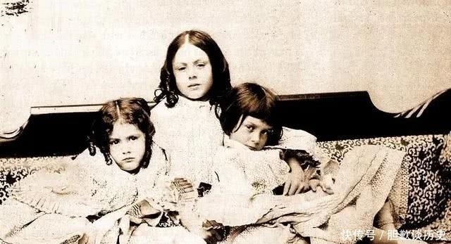 他是一位数学家,却写了本童话,风靡世界155年,无数孩子为之着迷