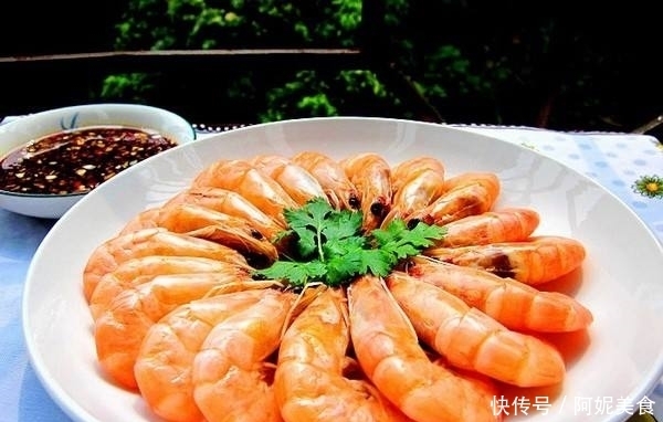 鲜虾|煮虾的时候直接放水里煮是错的,多做1步,虾肉吃起来鲜嫩还不腥