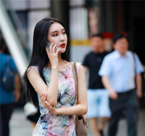 超短裙|路人街拍,芳菲妩媚的小姐姐,唯美的穿搭很动人,哪一位最美