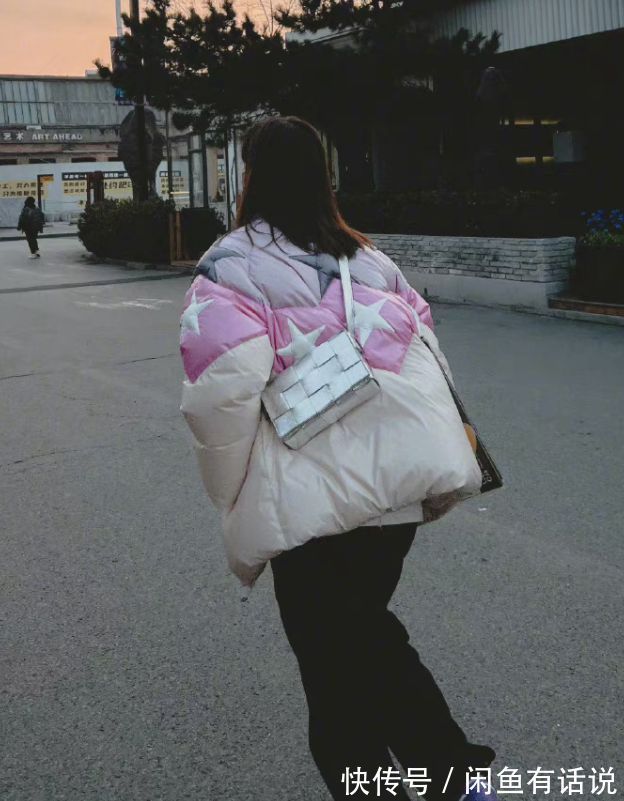 斜挎包|刘雯买菜也不低调,穿近3万羽绒服背1万8包,看着臃肿却不显胖